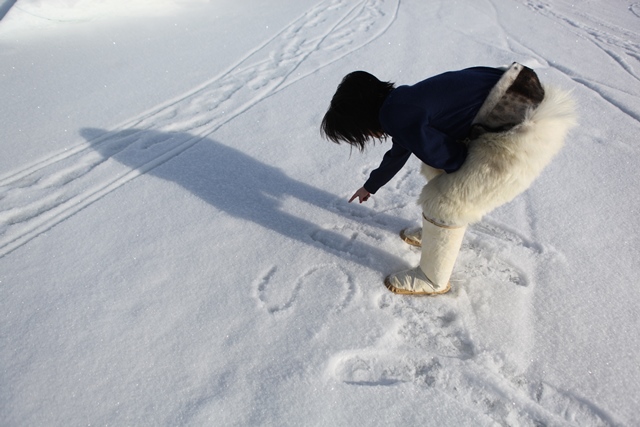 Sara writing her name in the snow